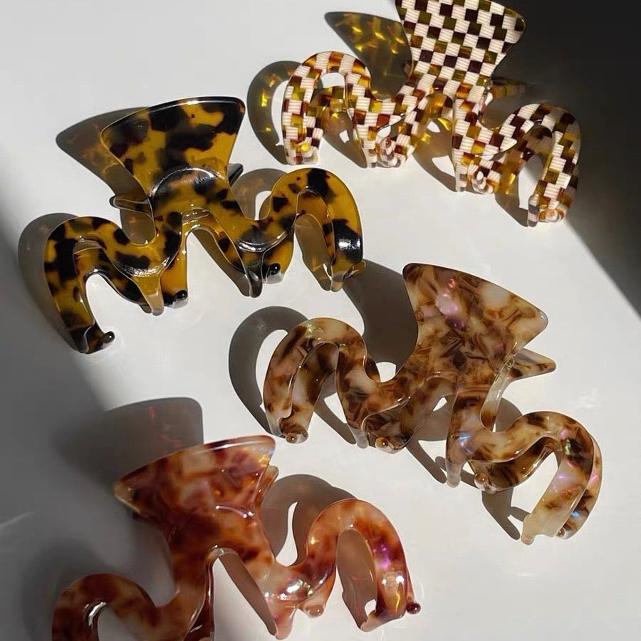 Caterpillar Hair Claw In Tea｜AKJK