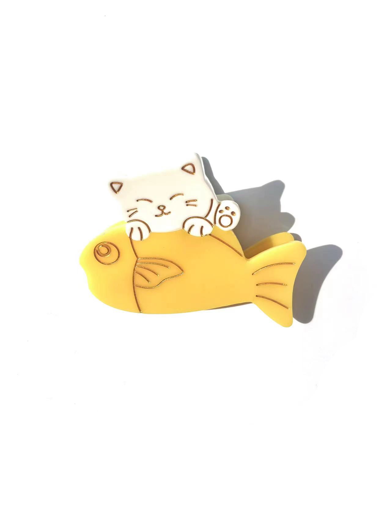 White cat love yellow fish claw